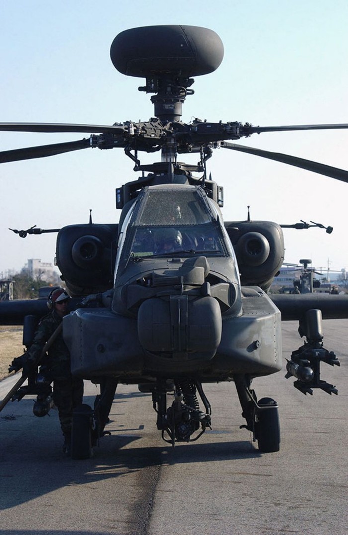 Súng máy Hughes M230 được gắn trên một ụ súng và được lắp đặt phía bụng trước của trực thăng AH-64 Apache.